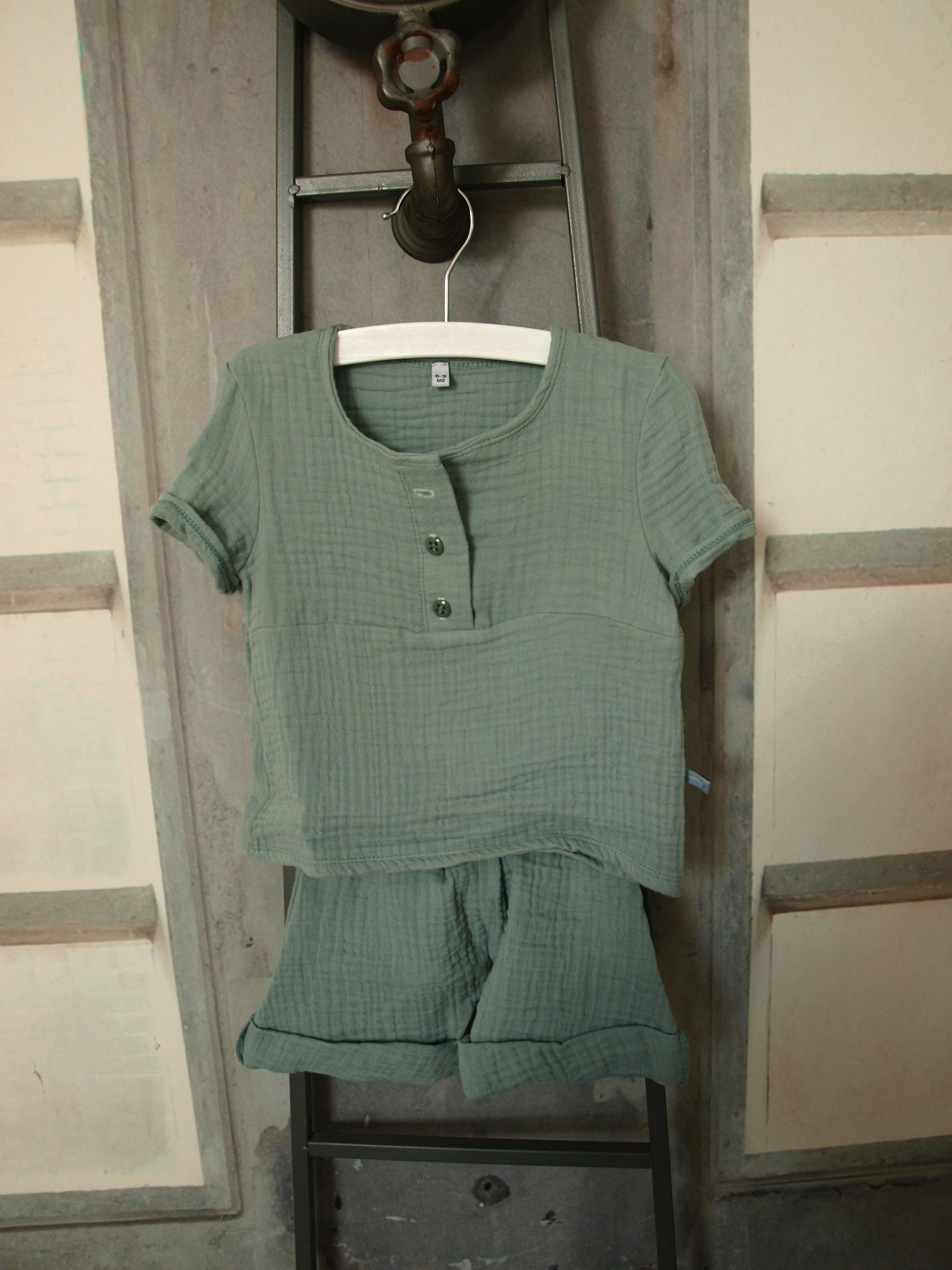 Geschikt voor 6-9 maanden, Hydrofiel is lekker koel dragen. Baby, pakje met knoopjes en korte broek