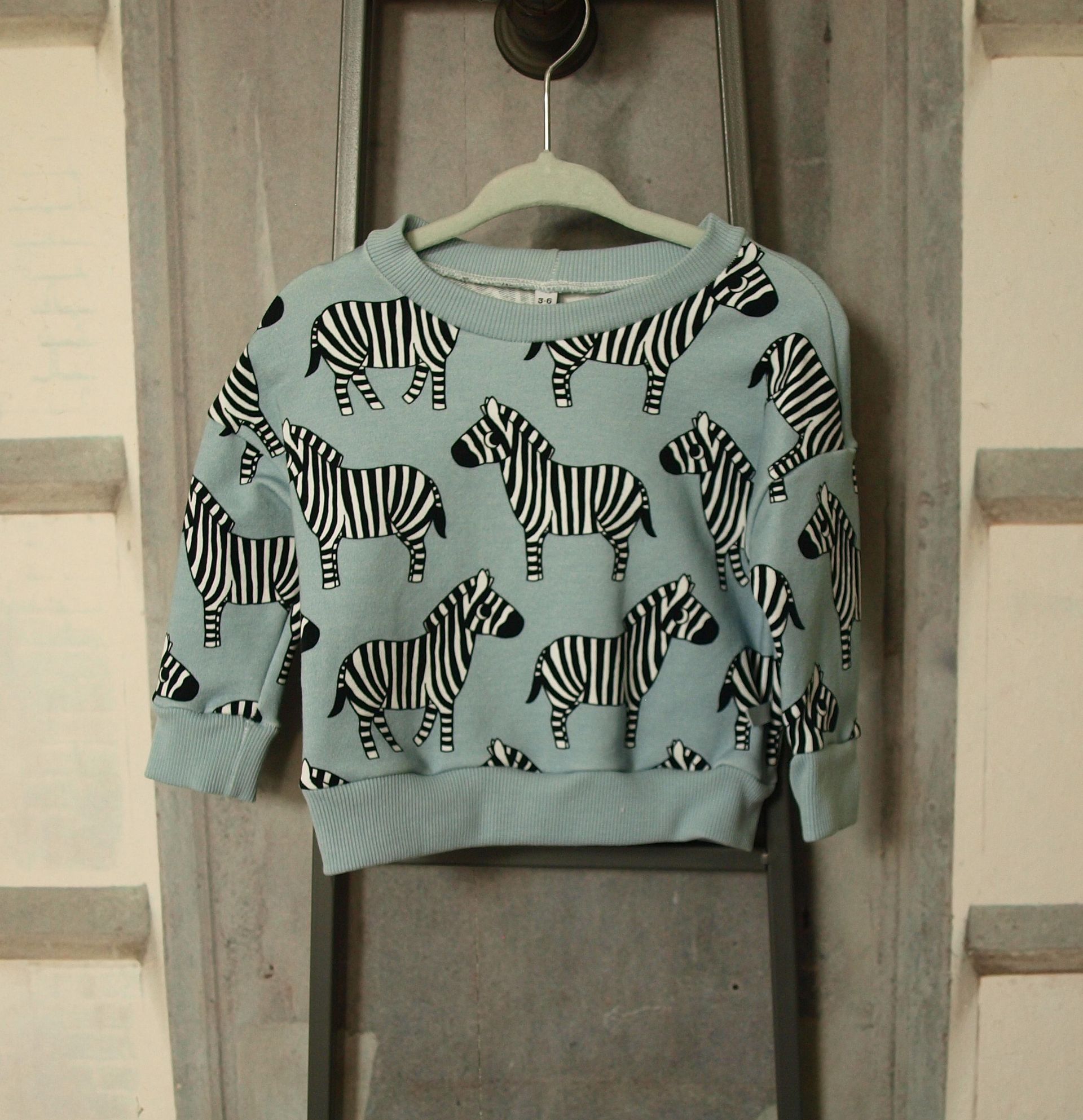 Baby truitje, blauw met zebra, exclusieve stof, maat 3-6 maanden