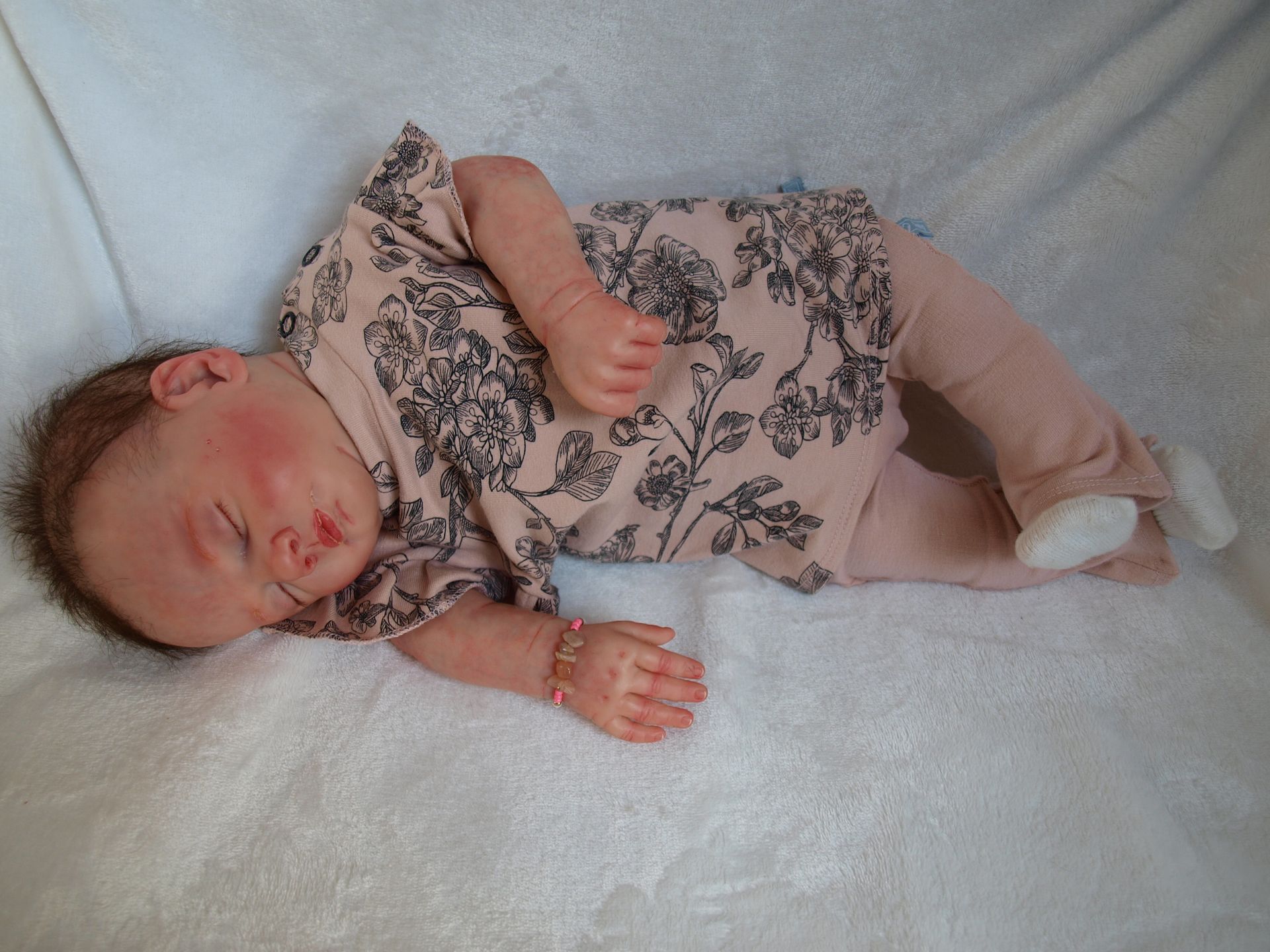 Prachtig babysetje met wijde pijpjes voor de moderne baby, geschikt van 0-3 maanden