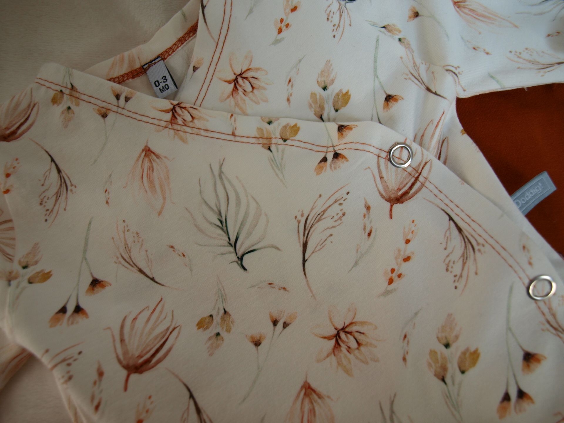 Prachtig handgemaakt babysetje, overslagtruitje met bijpassend broekje, 0-3 maanden