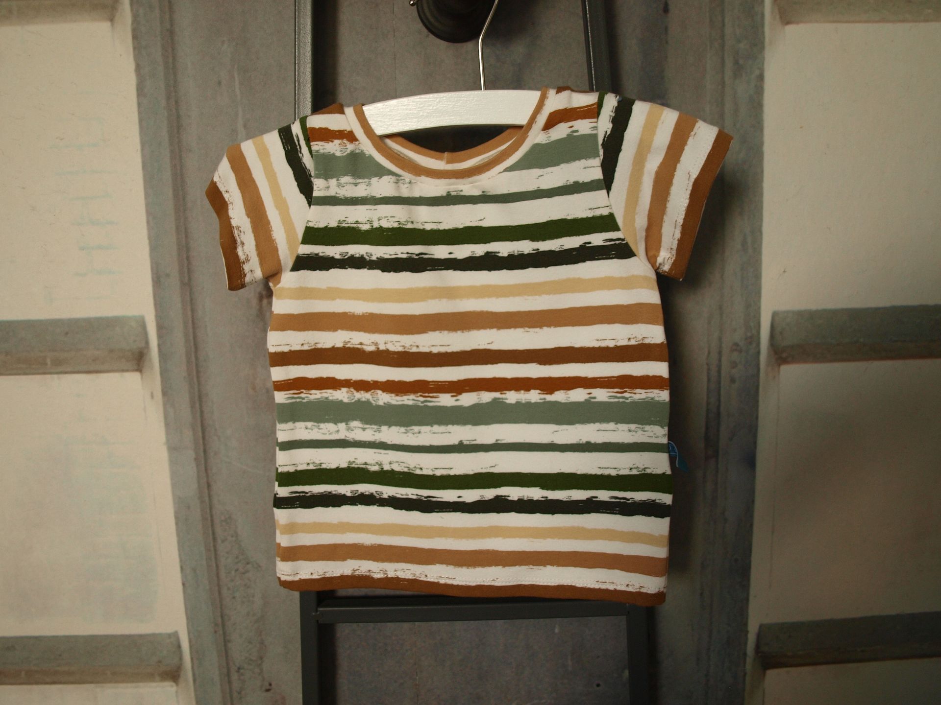 Vrolijk gestreept shirt  voor een baby van 6-9 maanden