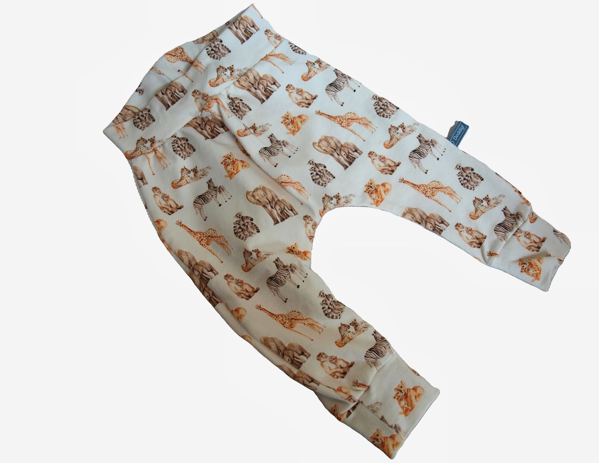 Een baby broekje met giraffen en zebra's, maat 62