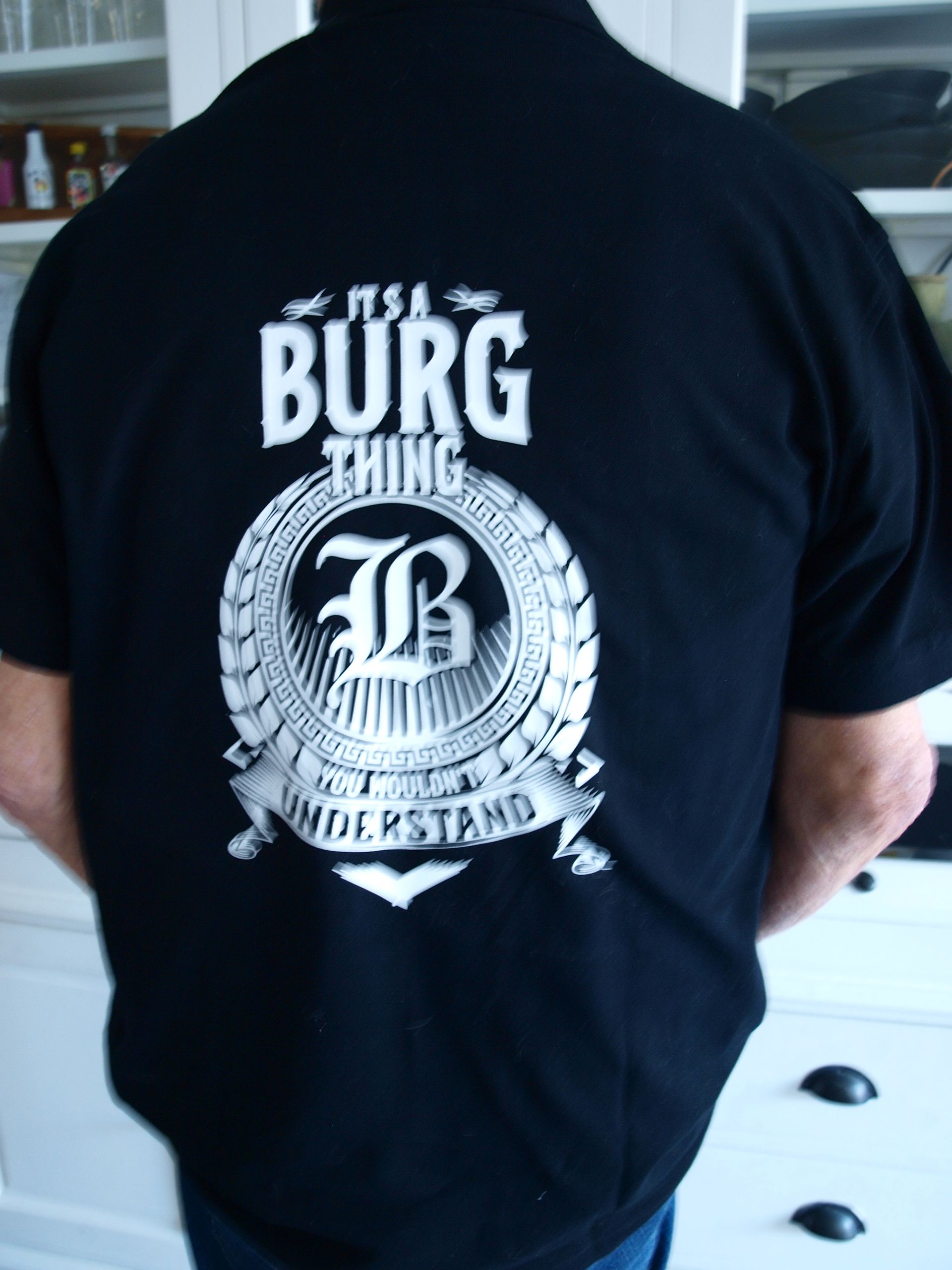 Een zwart poloshirt met een bedrukt logo