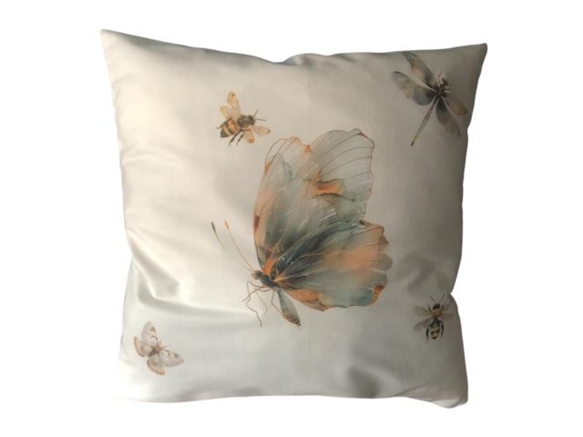 zacht off white kussen met vlinders en bijen erop. 45x45 cm