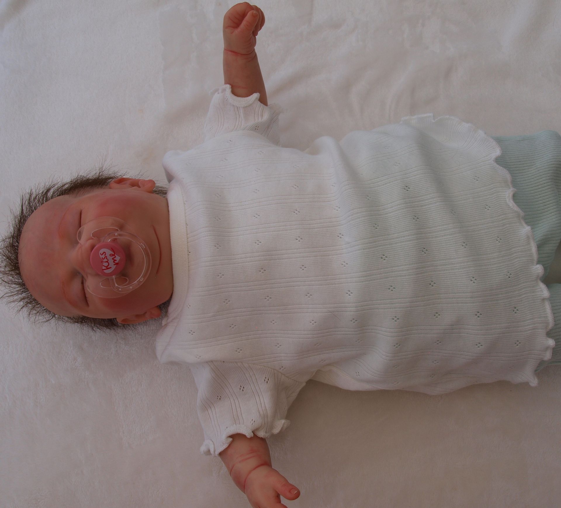 tijdloos roomwit babytruitje opengewerkt met  korte mouw maat 56