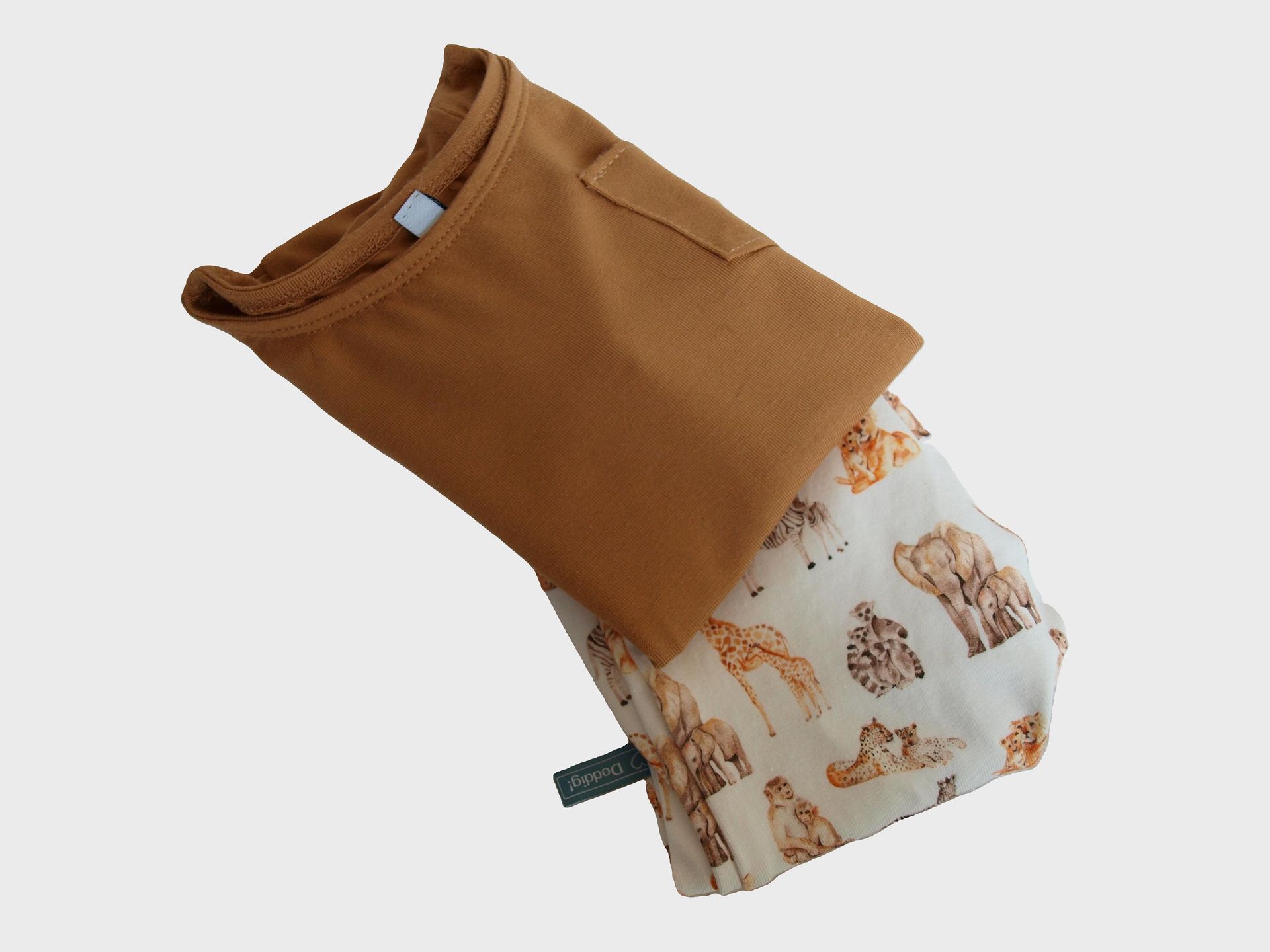 Een baby broekje met giraffen en zebra's, maat 62