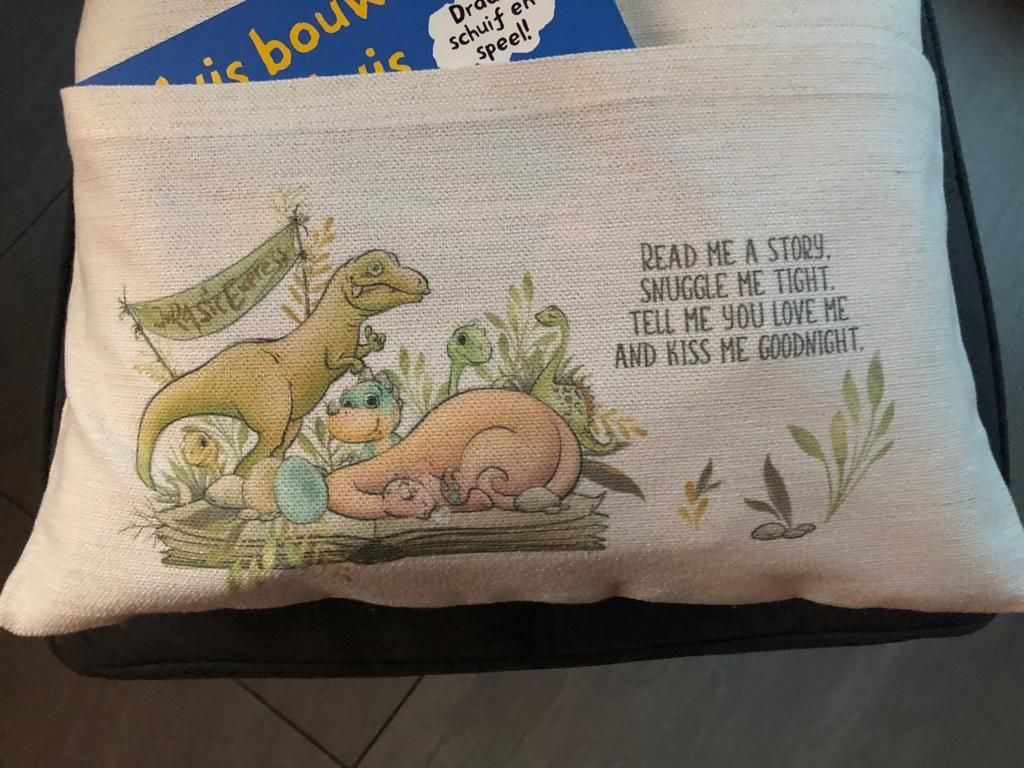 Kinderkussen, dino's, met extra vak voor het opbergen van een boek of pyama
