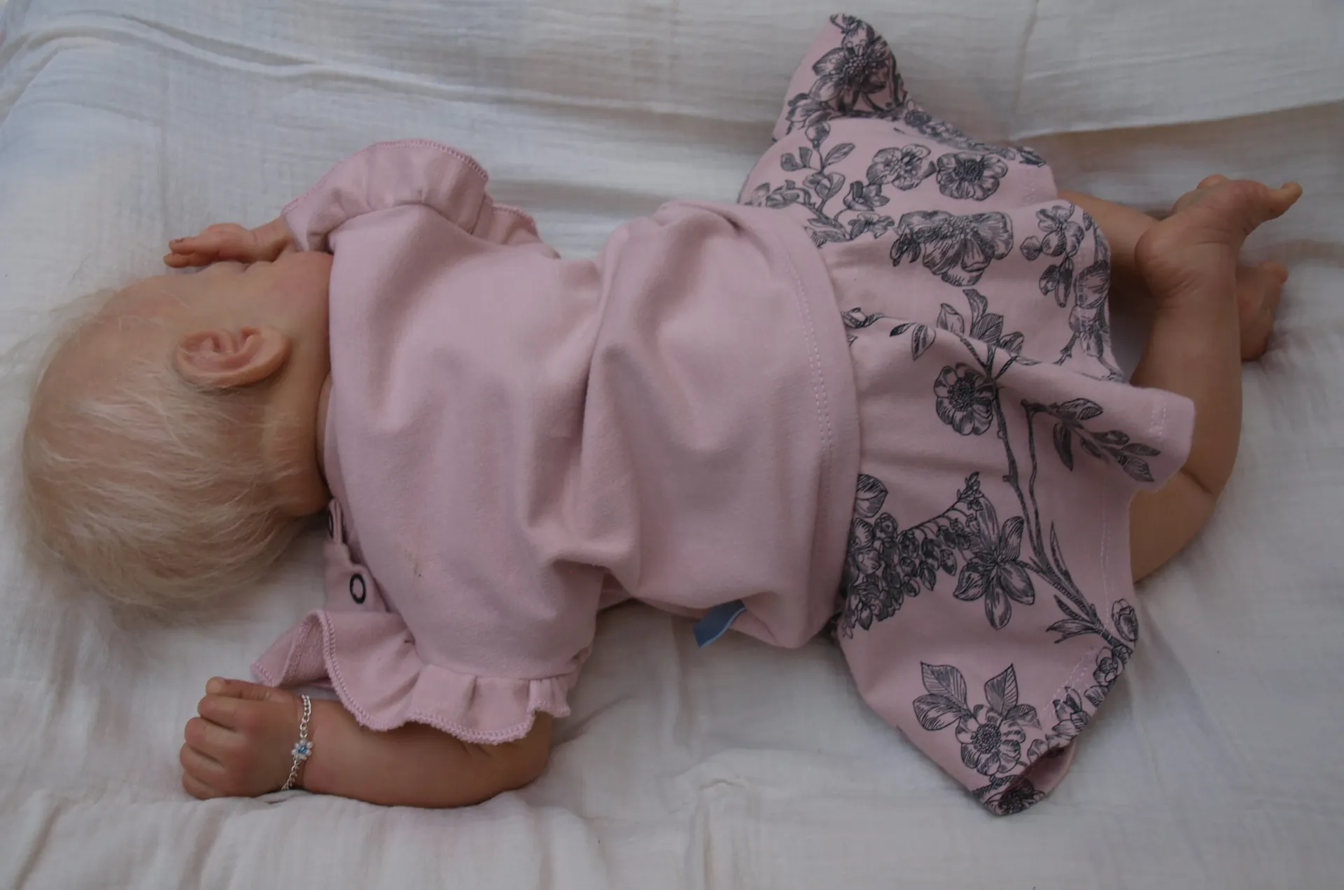 Prachtige baby meisjeskleding, rokje met broekje eraan vast en bijpassend shirt