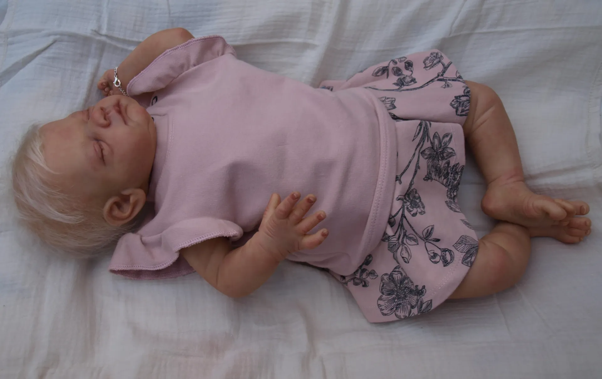 Prachtige baby meisjeskleding, rokje met broekje eraan vast en bijpassend shirt