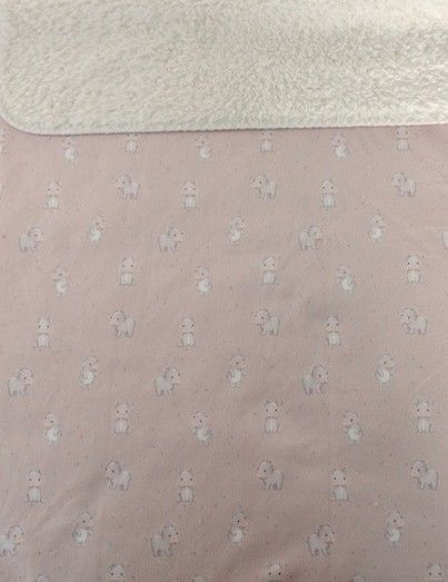 Roze baby fleece dekentje met nijlpaardjes en vacht, knusse omslagdoek