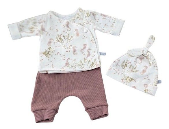 Prachtig pakje met zeepaardjes, ribbroekje, overslagtruitje en mutsje, geschikt voor een kleine - of prematuur baby, maat 44.