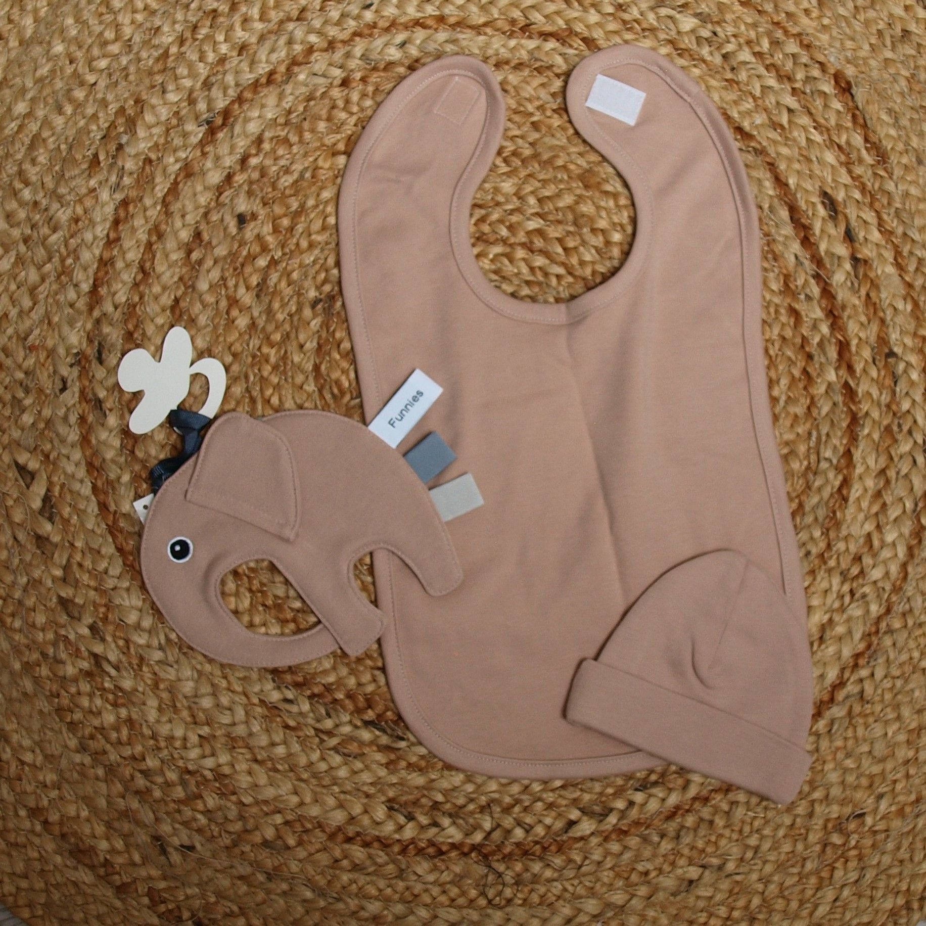 babymutsje voor de pasgeboren baby, leuk om te voorzien van de naam van de baby