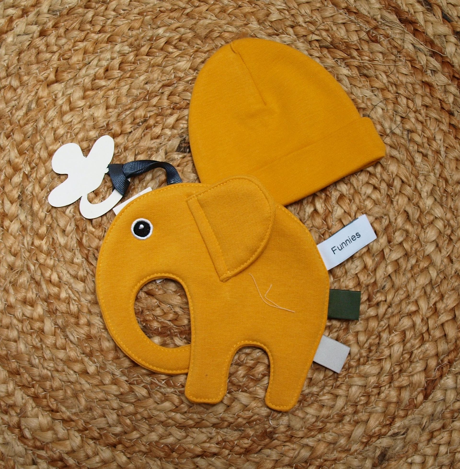 Babymutsje okergeel,  de naam kan op het boord gedrukt worden