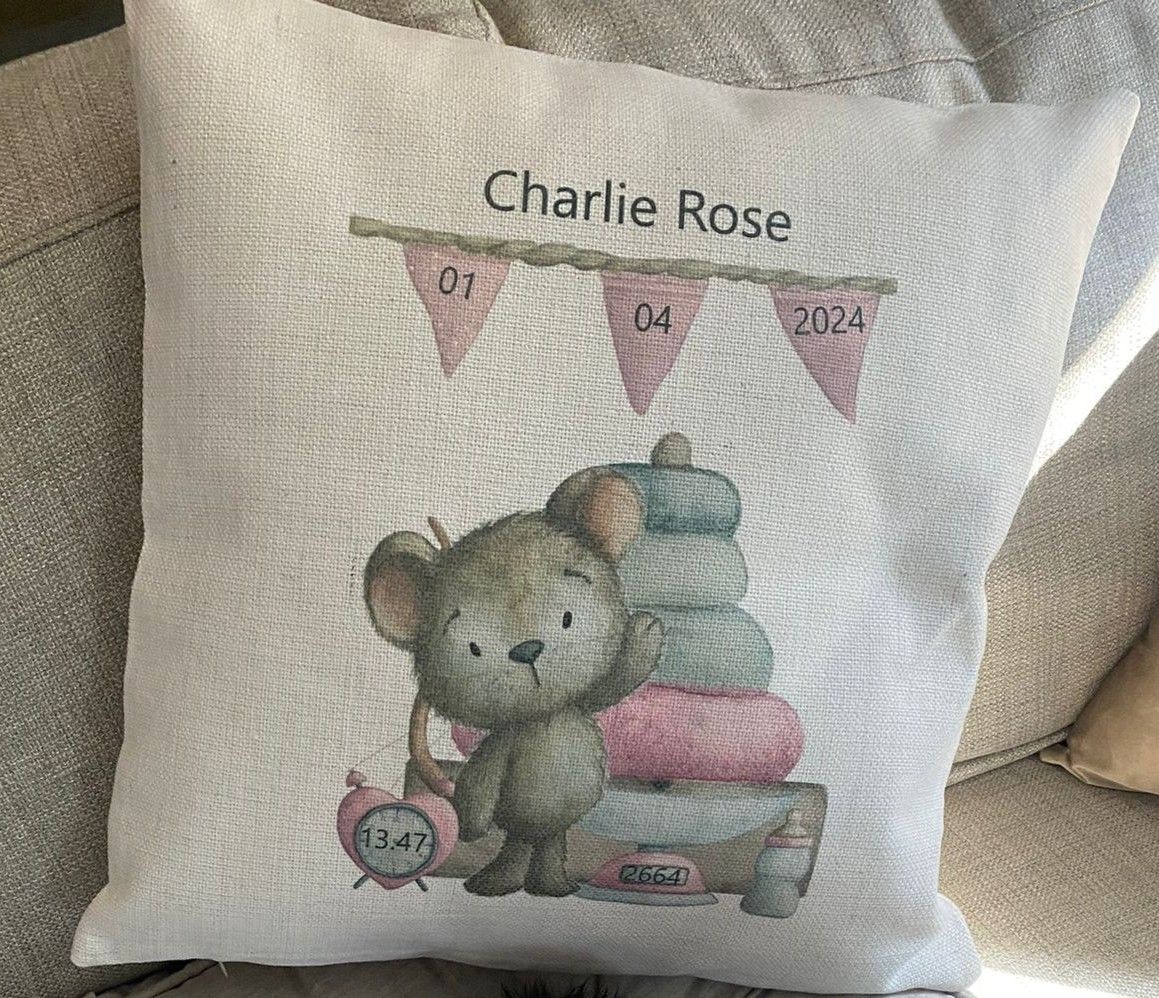 Prachtig, linnenlook geboortekussen voor een meisje