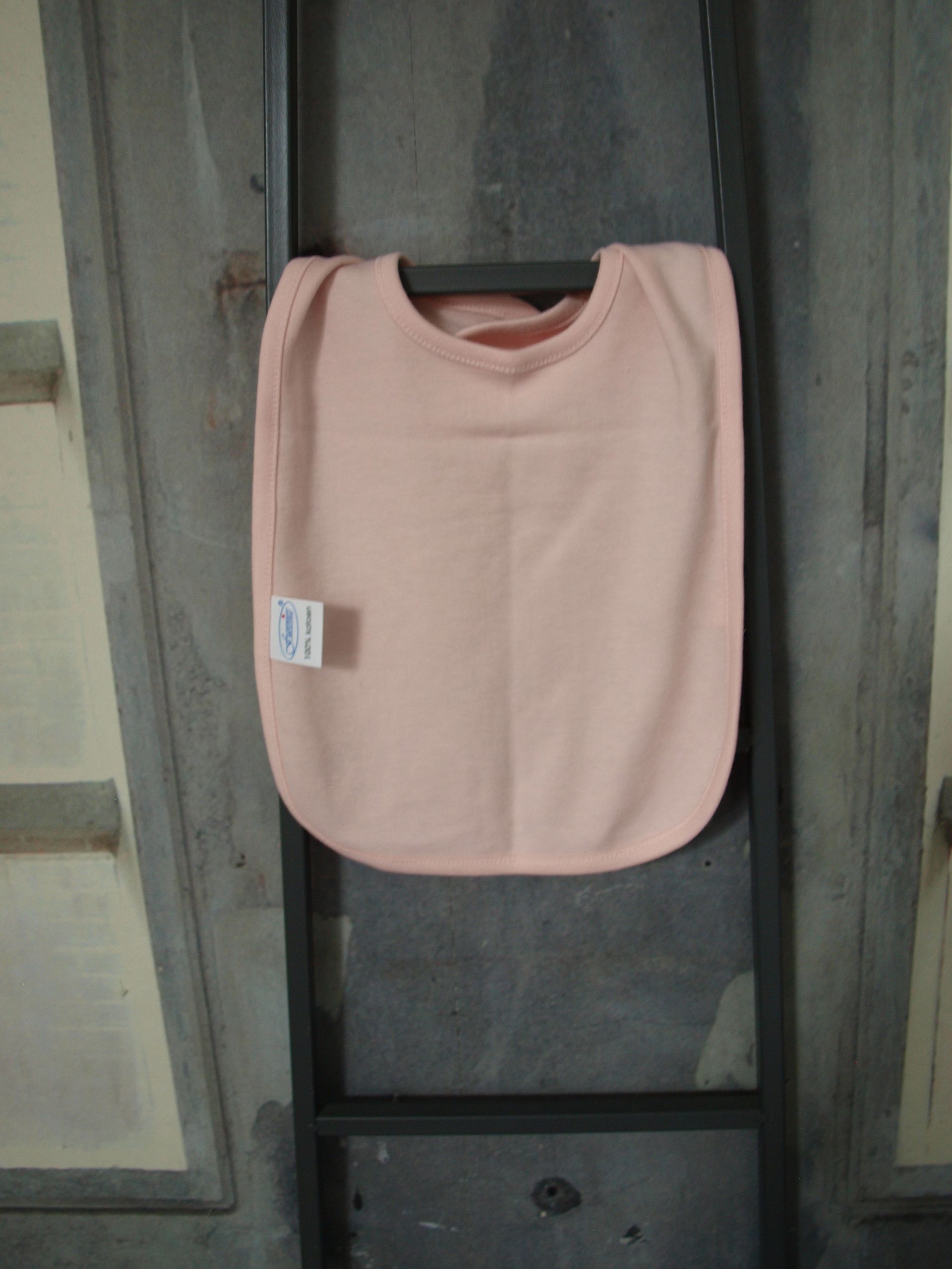 Een leuke tekst verzonnen of een naam bedrukt op dit roze slabbetje