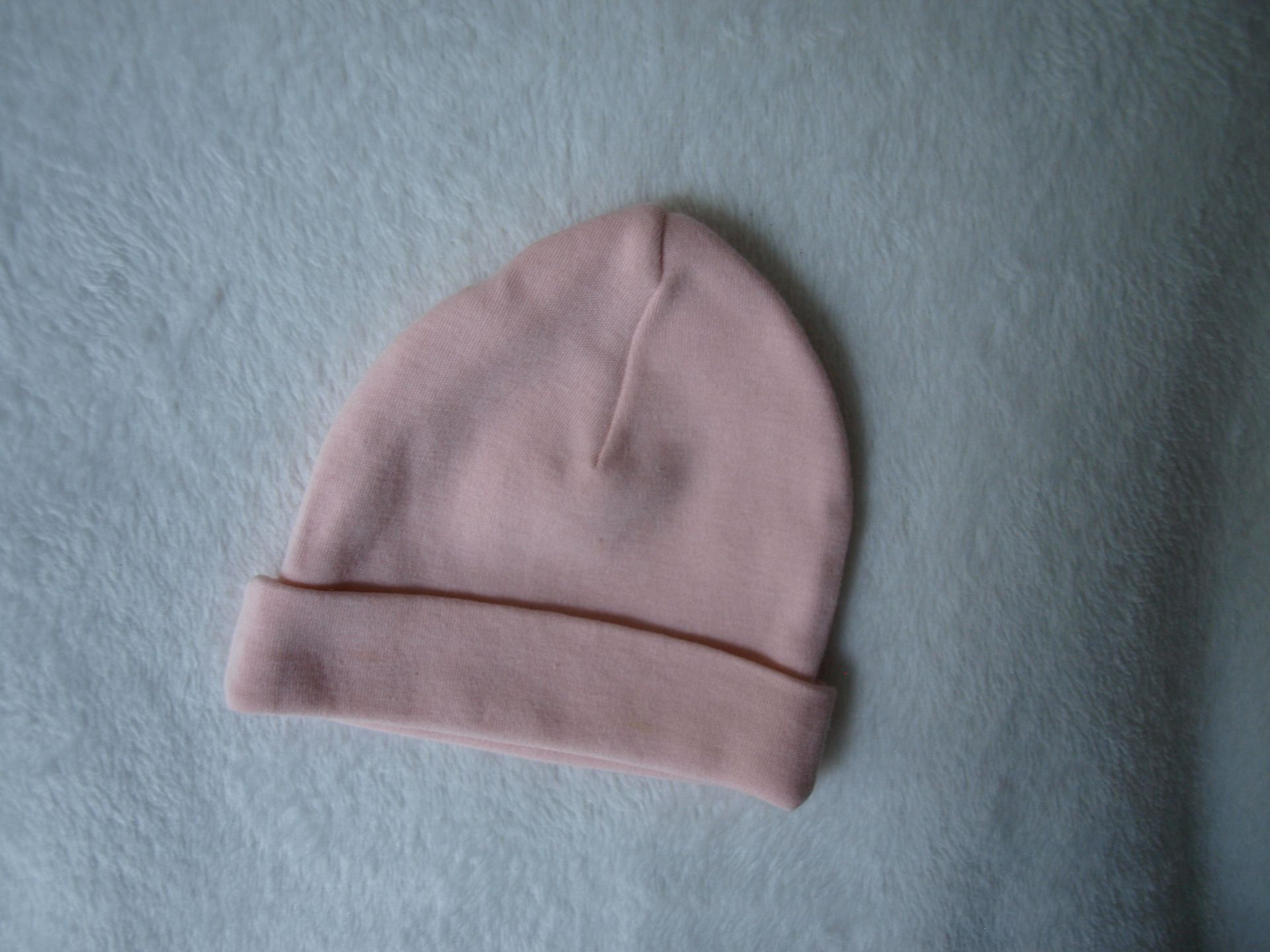 Licht roze babymutsje kleine maat, wij drukken de naam erop