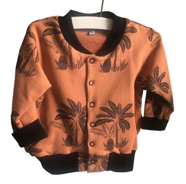 Merkstof, kinder vestje met palmbomen, 6-9 maanden, drukkersluiting, jongens vestje met zwarte boorden, oranje, brique roest