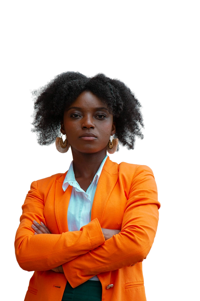 Uma mulher vestindo uma jaqueta laranja e brincos está de pé com os braços cruzados.