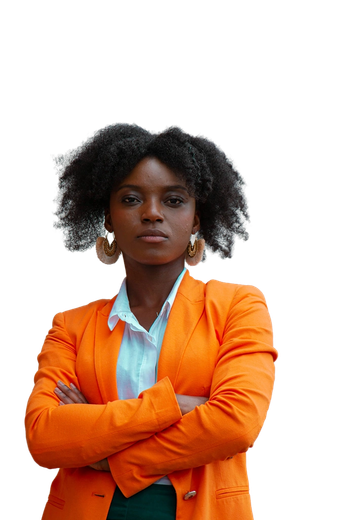 Uma mulher vestindo uma jaqueta laranja e brincos está de pé com os braços cruzados.