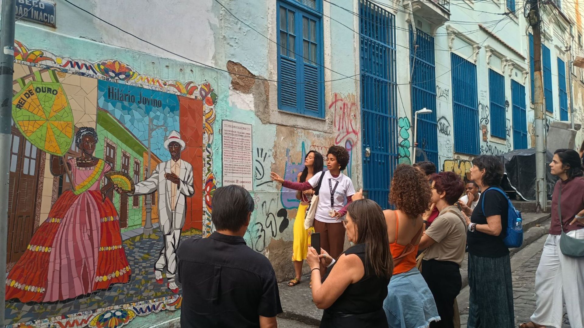 Grupo em visita guiada por territórios de memória afro-brasileira no Rio de Janeiro