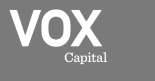 O logotipo da vox capital é branco sobre fundo cinza.