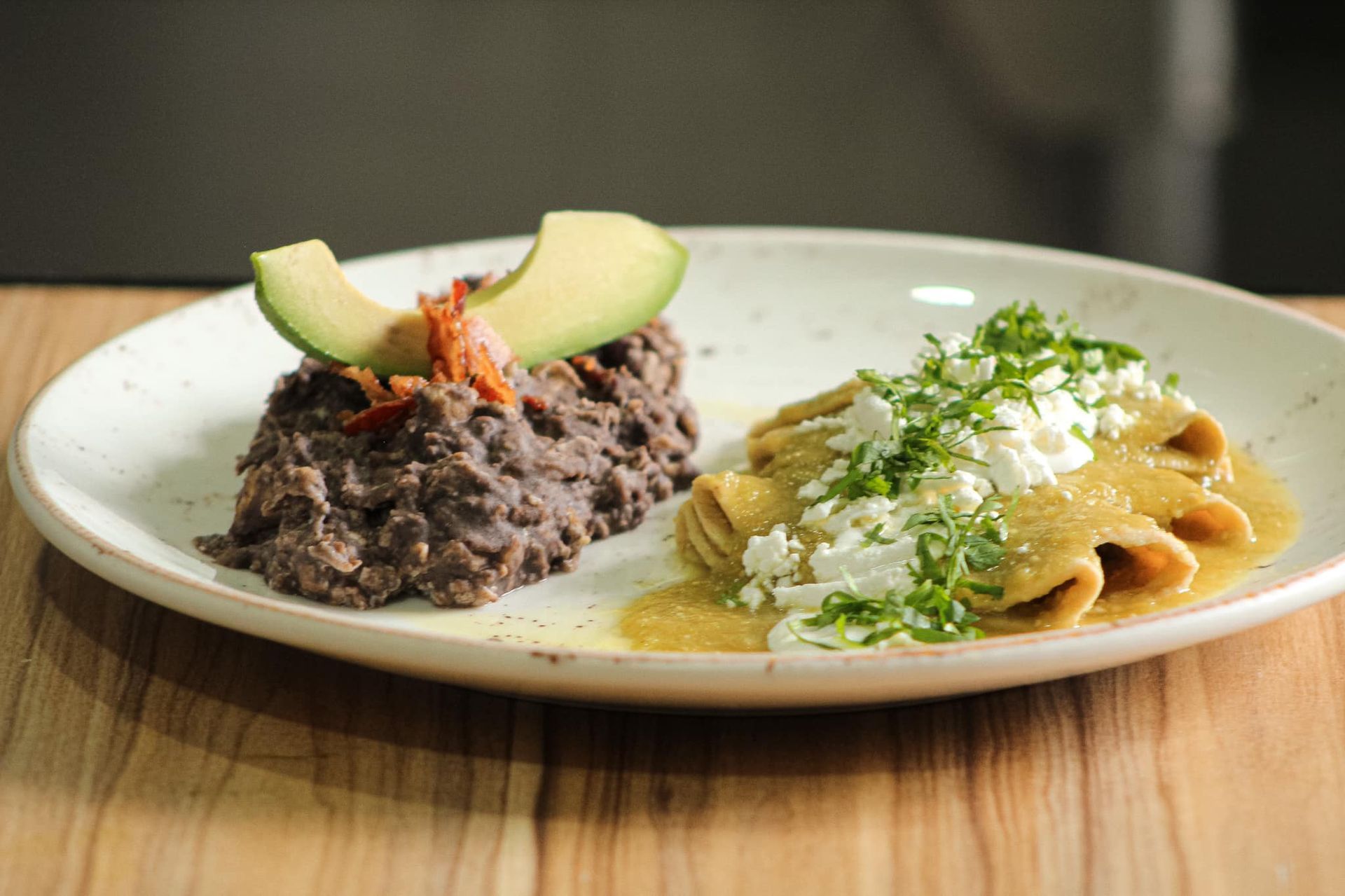 Dos platos gourmet emplatados: arroz integral con rodajas de manzana y pasta rellena de hierbas y queso rallado.
