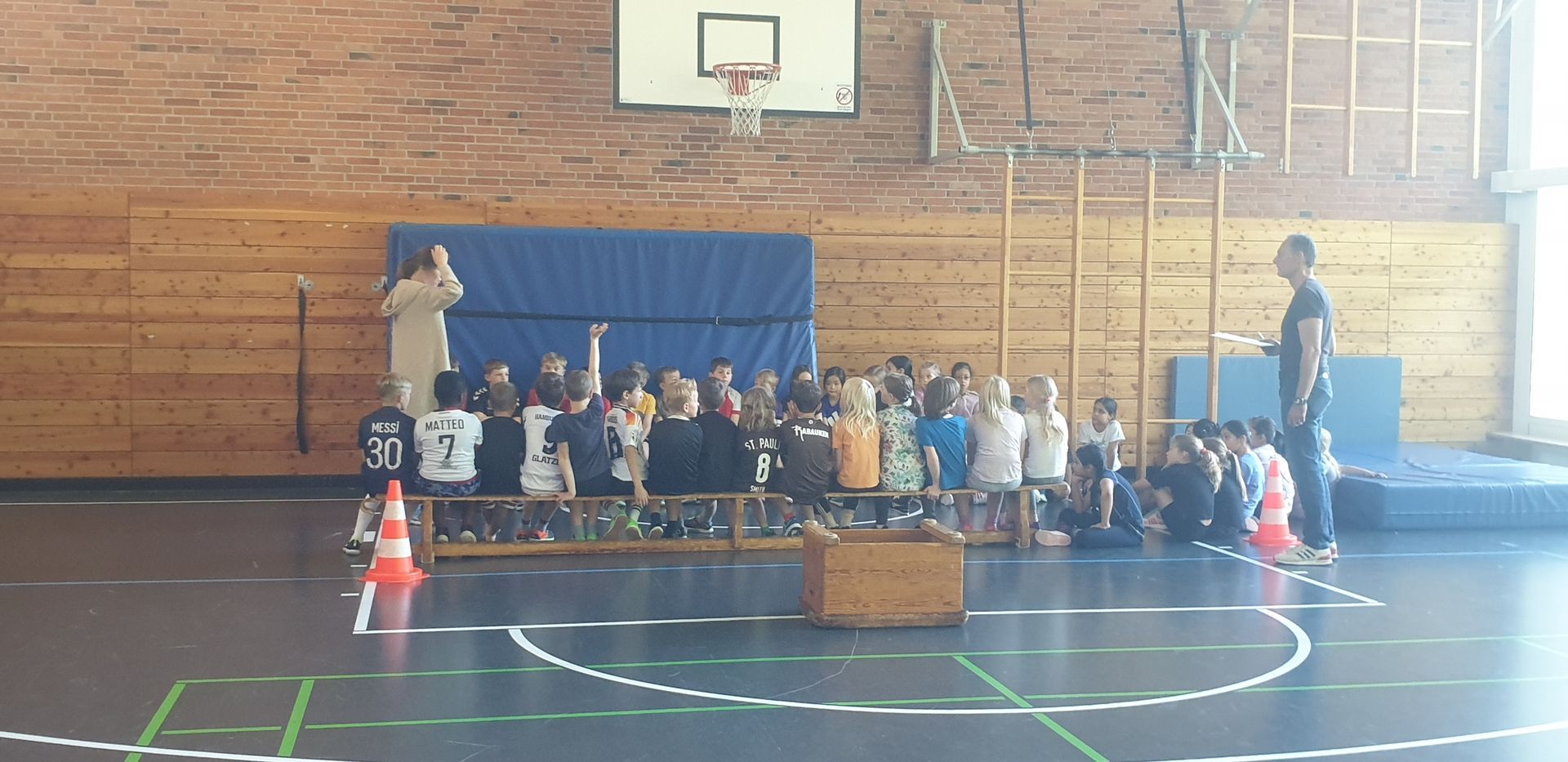 Kinder der Schule Iserbrook vor dem Brennballturnier