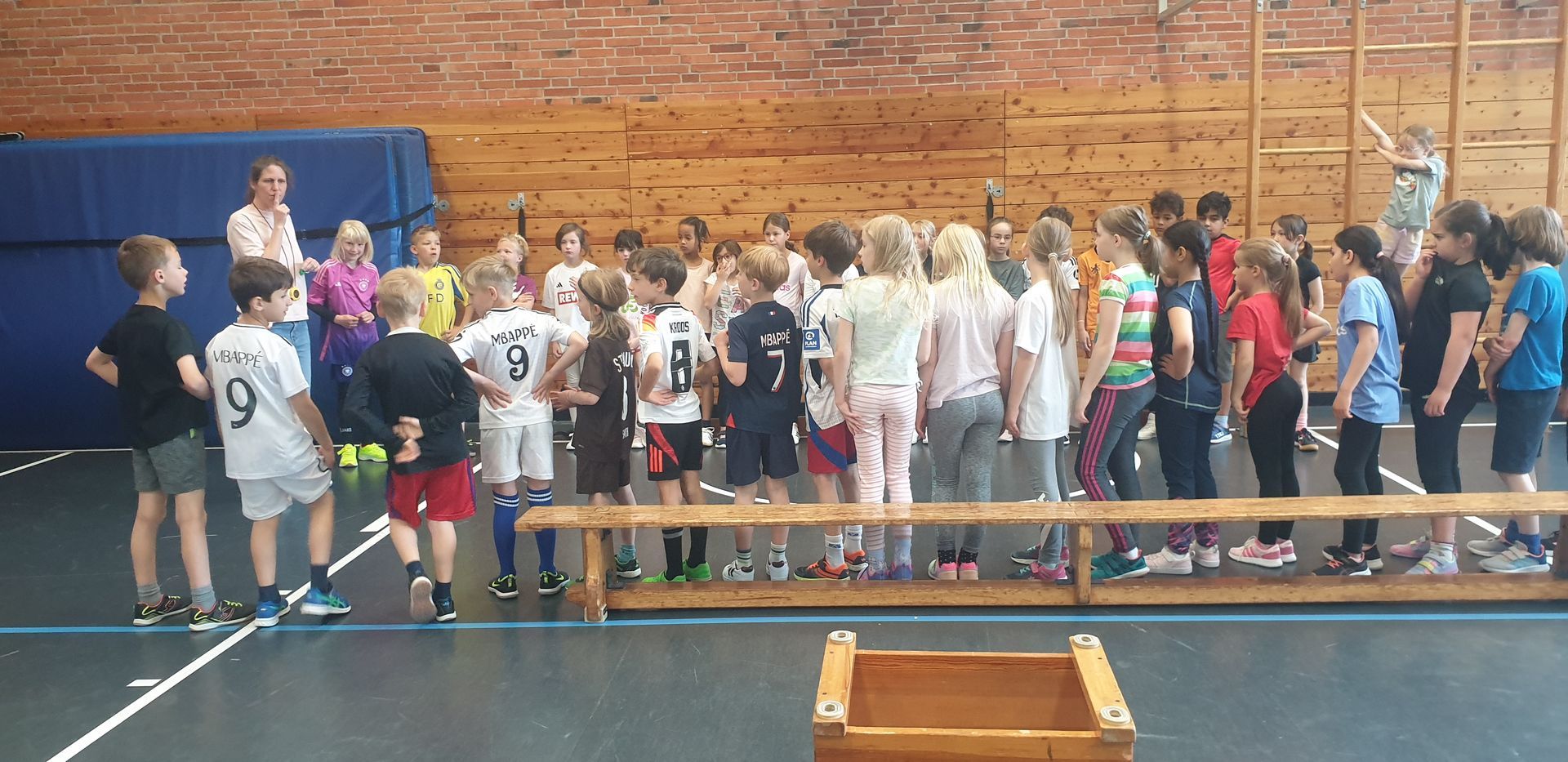 Kinder der Schule Iserbrook vor dem Brennballturnier