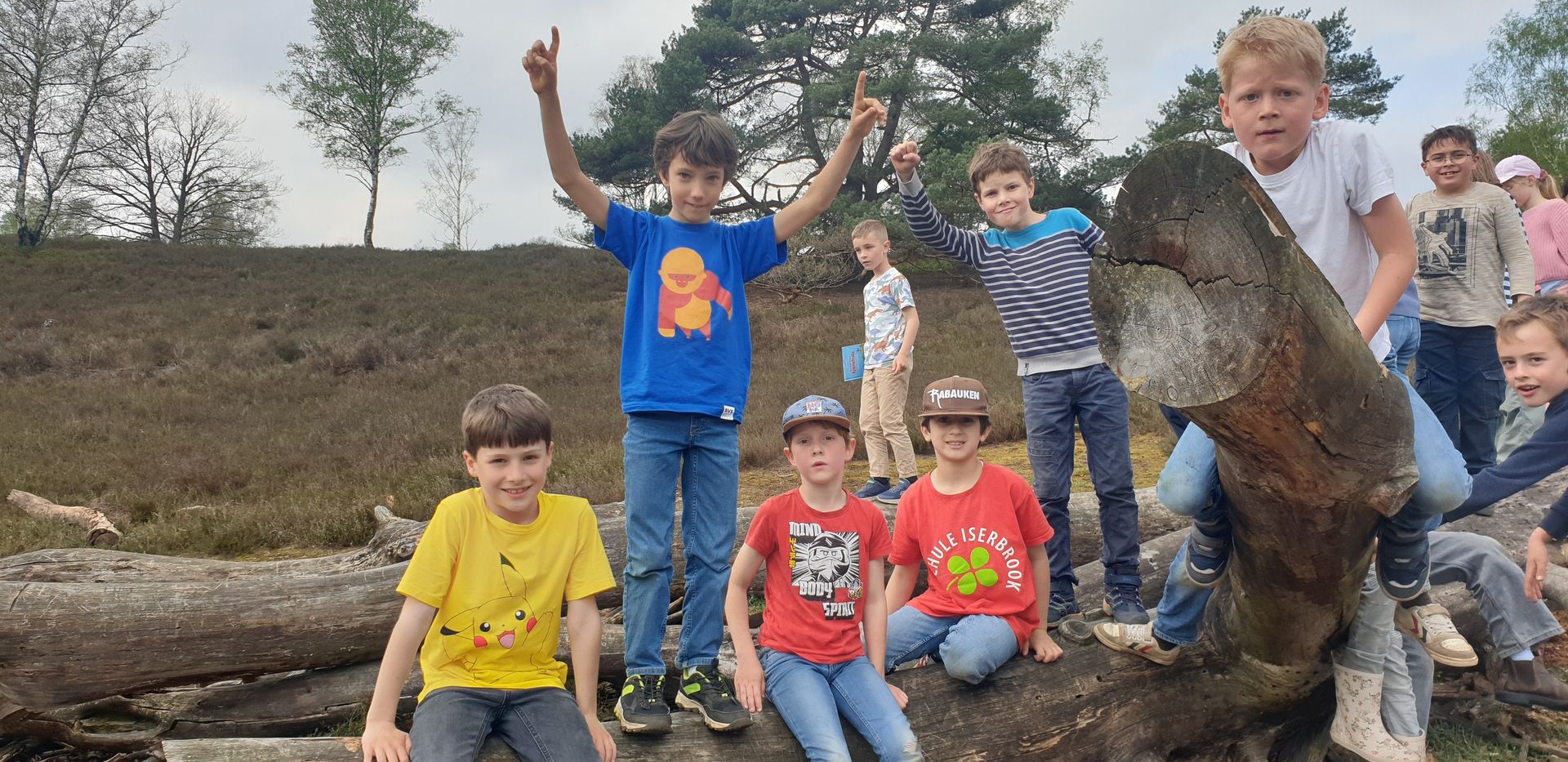 Kinder auf einem liegenden Baum