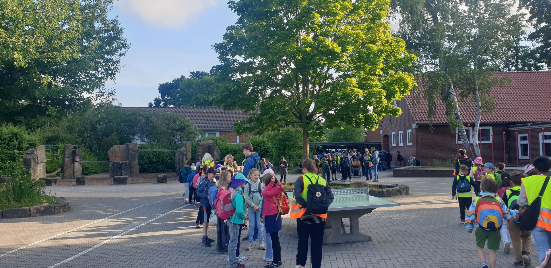 Schülerinnen der Schule Iserbrook sammeln sich für den Sommerausflug