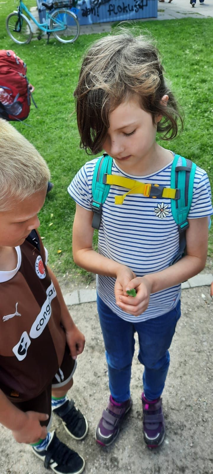 Schülerin mit Kleeblatt