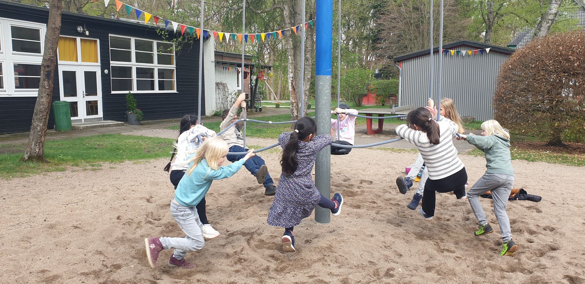 Kinder auf einem Karussell