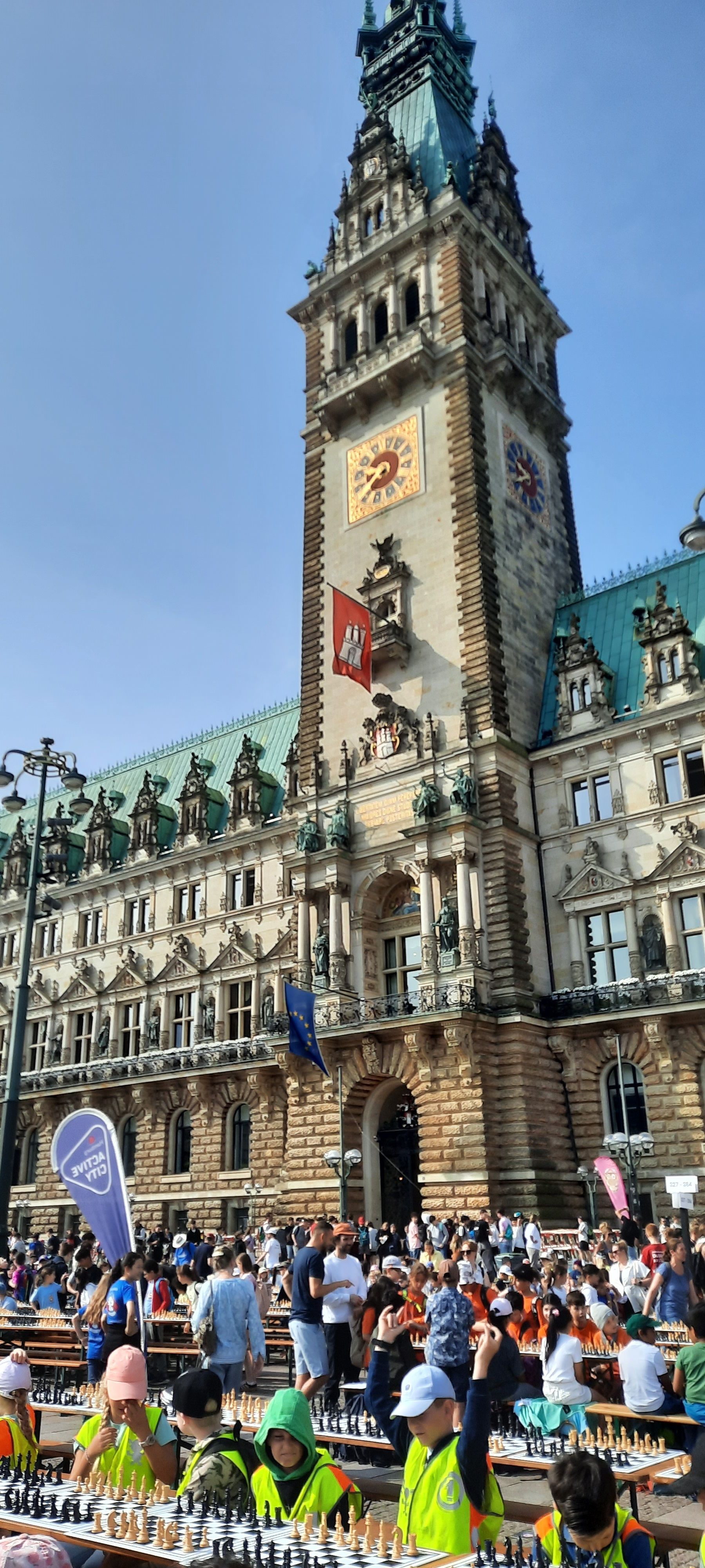 Schülerinnen der Schule Iserbrook beim Schachturnier vor dem Rathaus.