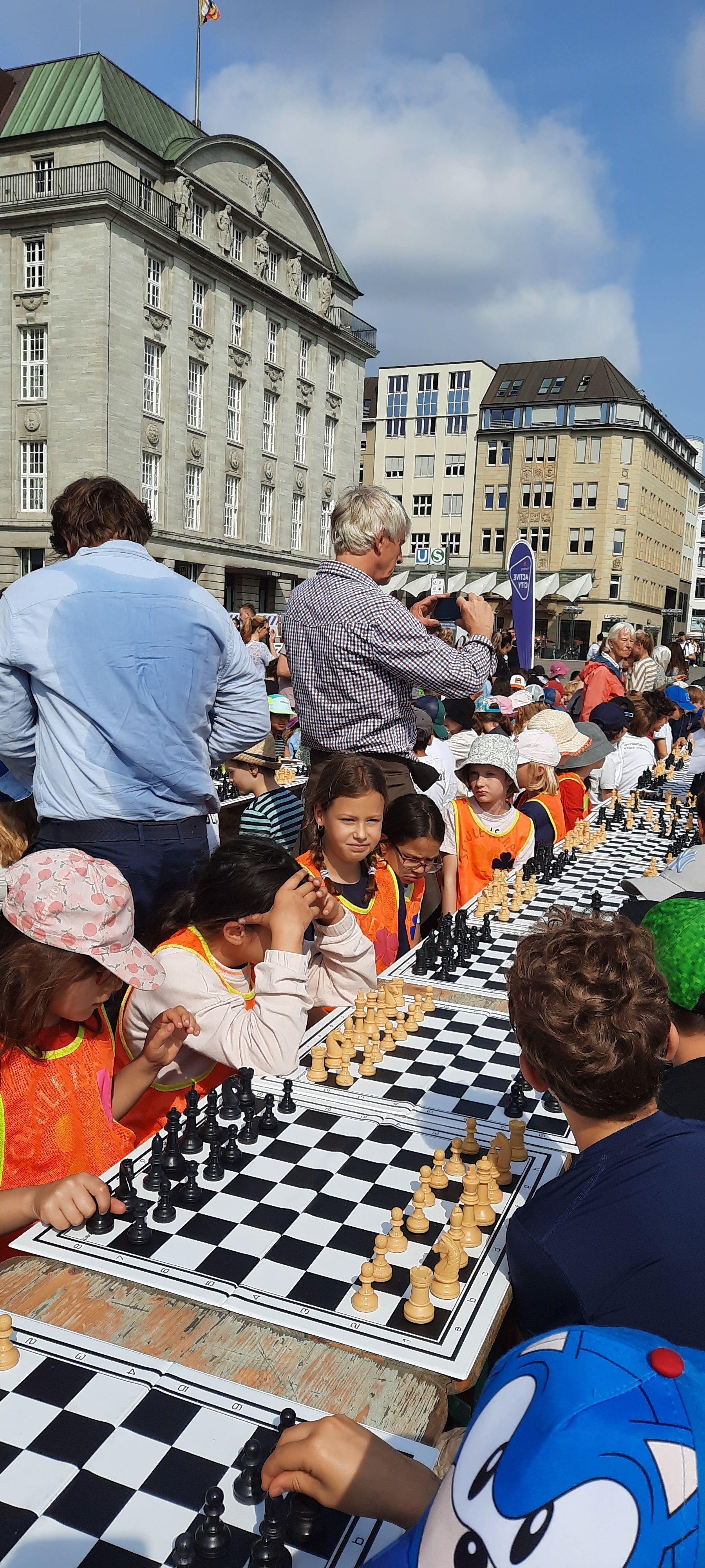 Schülerinnen der Schule Iserbrook beim Schachturnier auf dem Rathausmarkt.