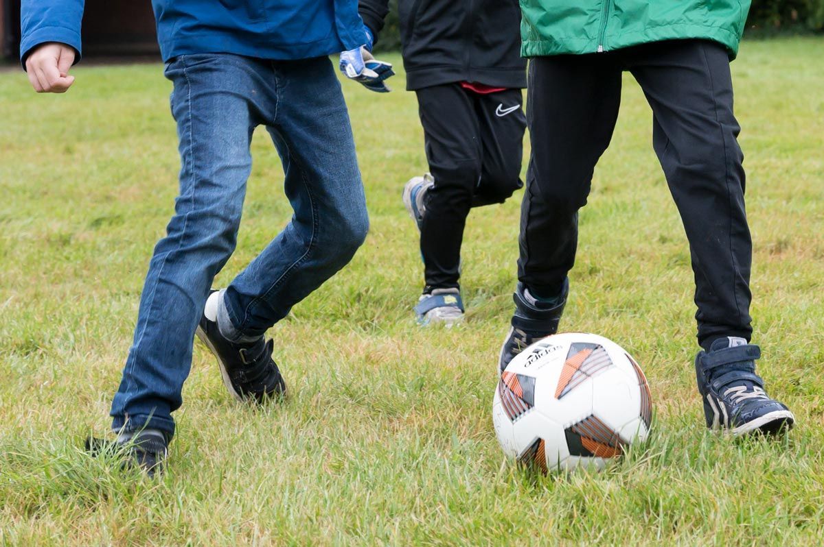 Schüler der Schule Iserbrook spielen Fußball
