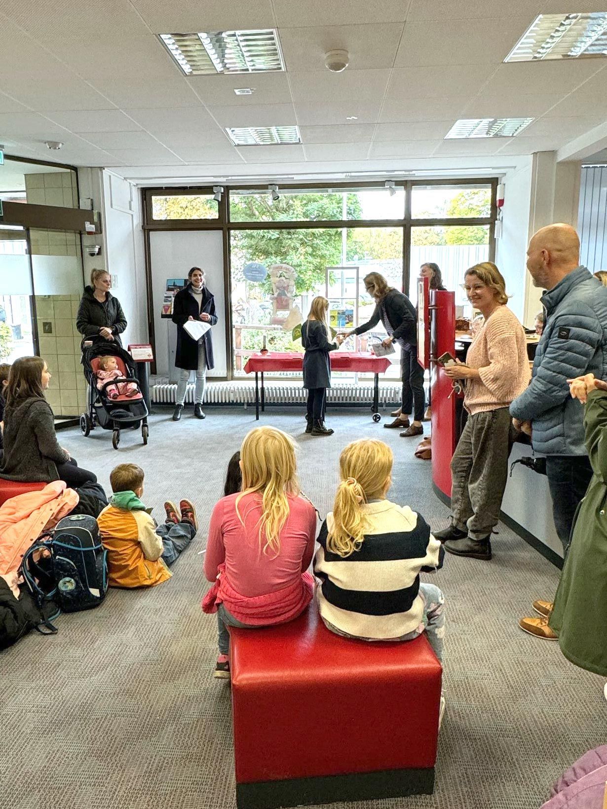 Schüler:innen der Schule Iserbrook bei in einer Haspa-Filiale