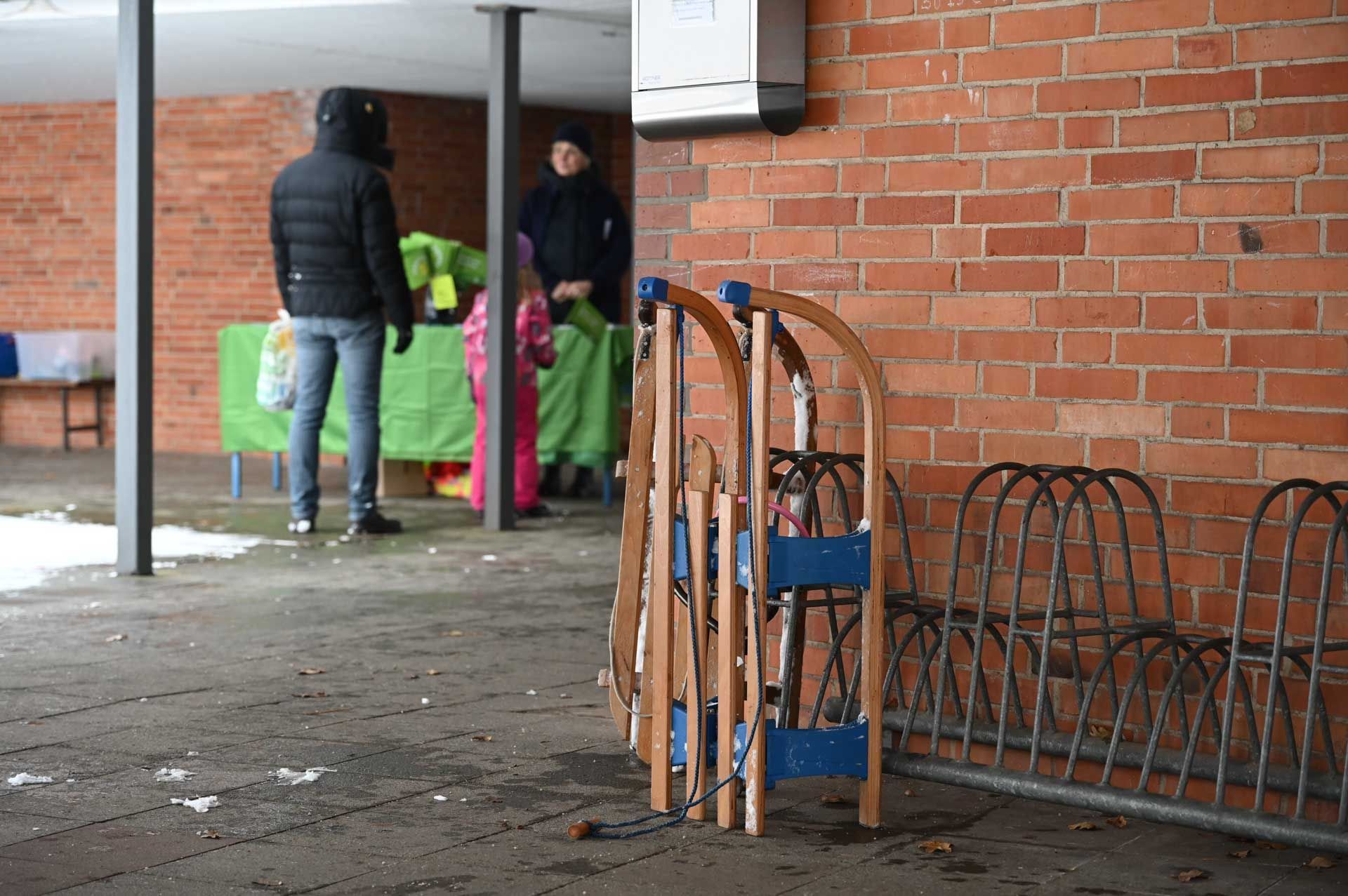 Ein Schlitten wartet am Eingang der Schule Iserbrook