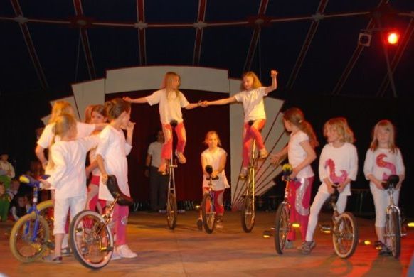 Kinder der Schule Iserbrook beim Projekt „Zirkus“