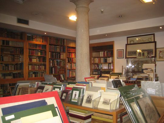 Scaffali di una libreria pieni di libri