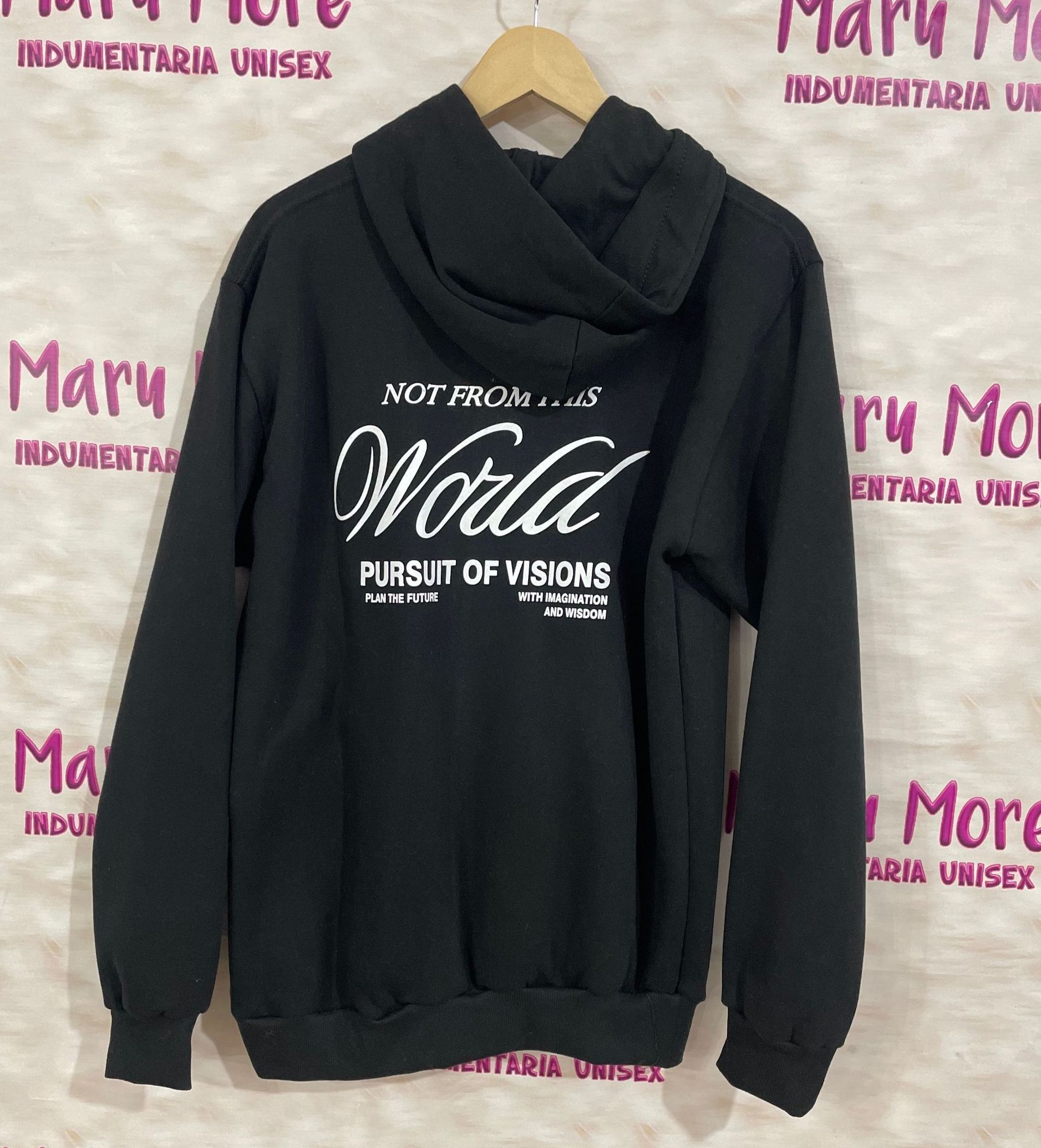 Una sudadera con capucha negra con la palabra mundo escrita en ella