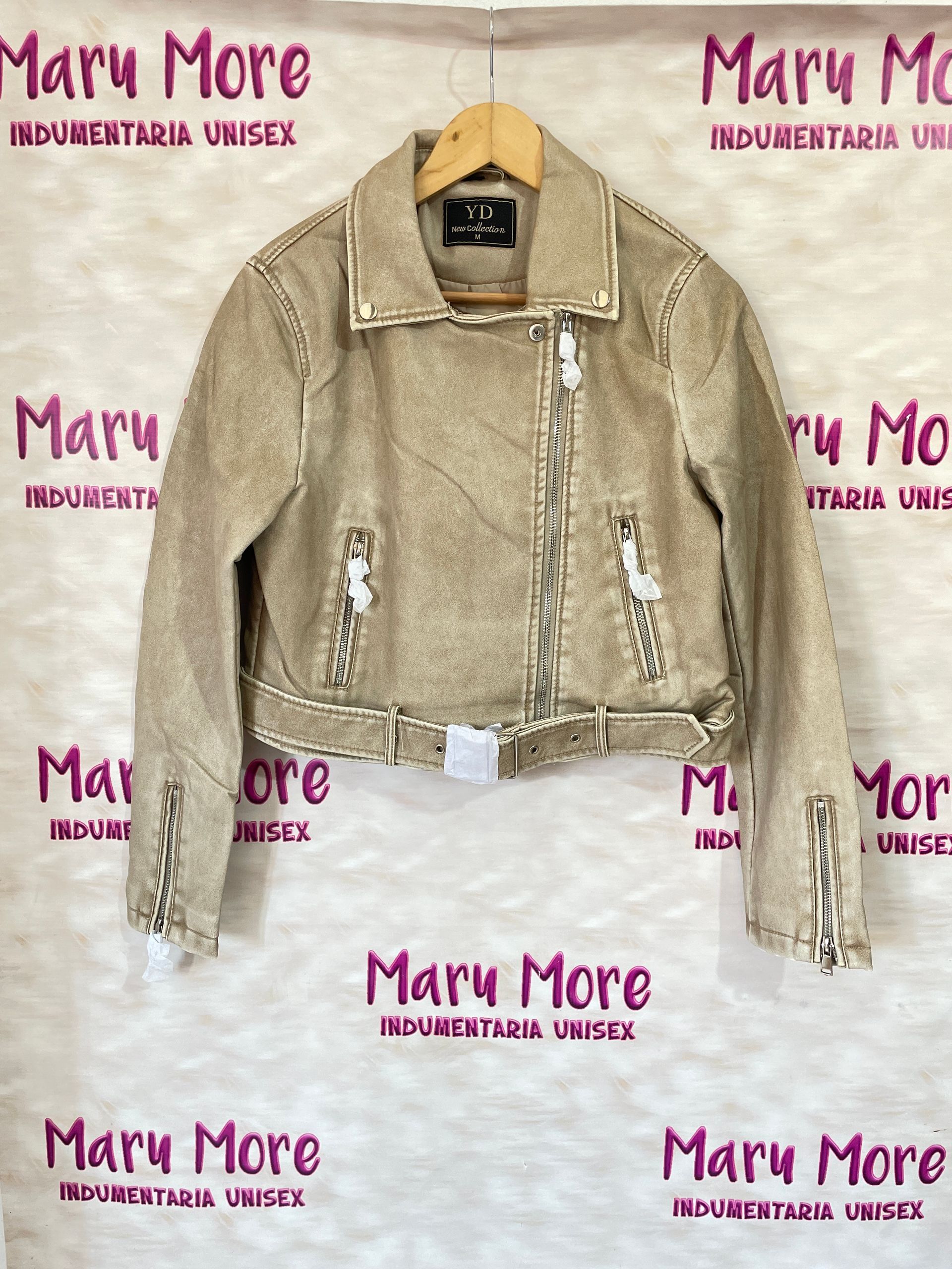 Dos chaquetas están colgadas en un perchero en una tienda.