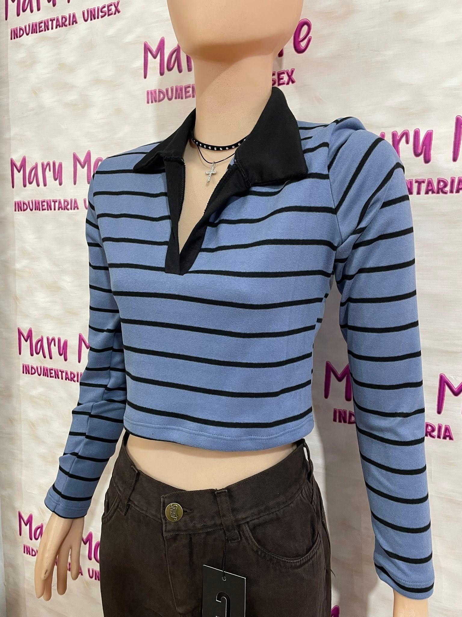 Un maniquí con un top corto de rayas blancas y negras