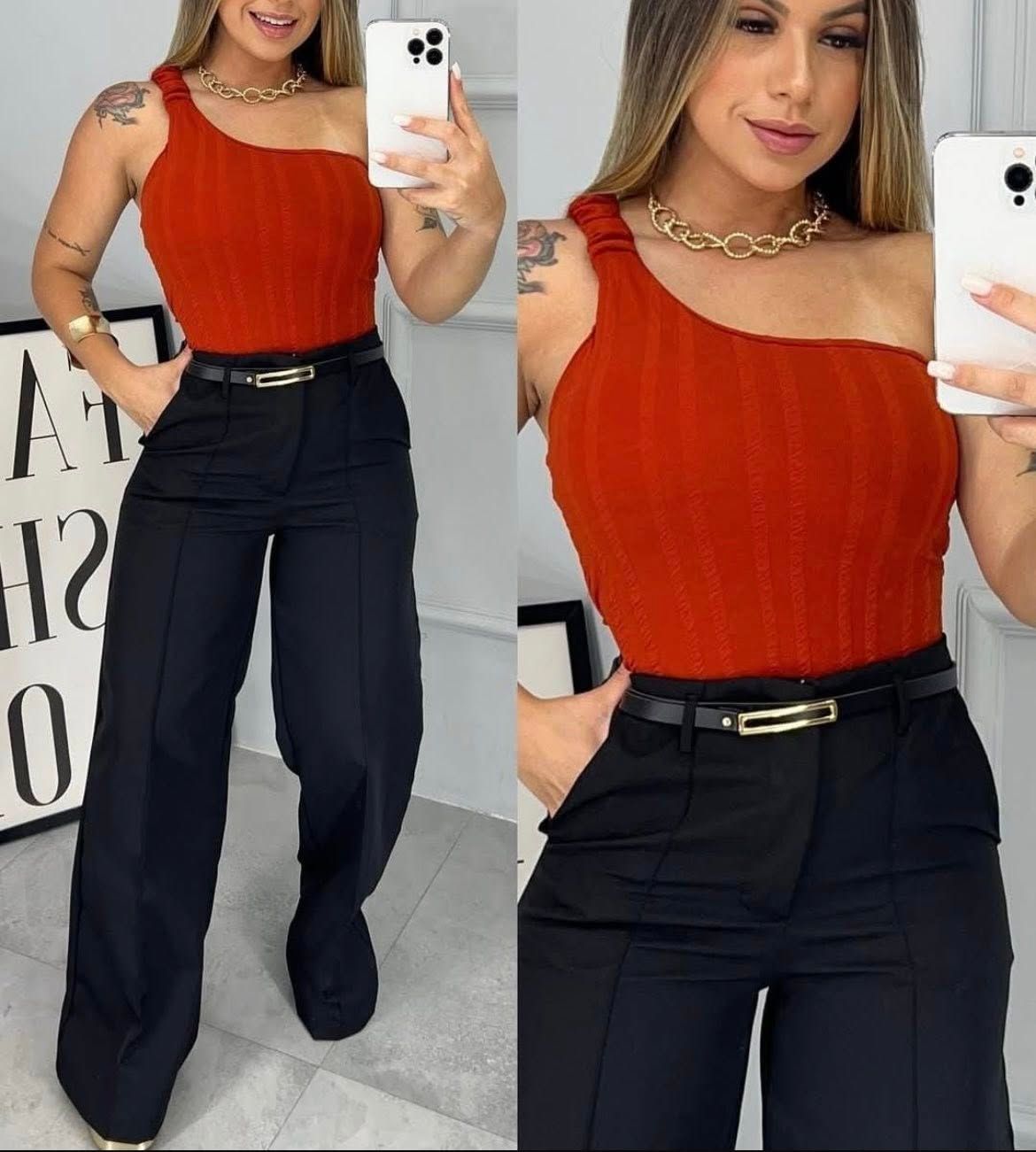 Una mujer con una camiseta azul y pantalones negros se está tomando una selfie.