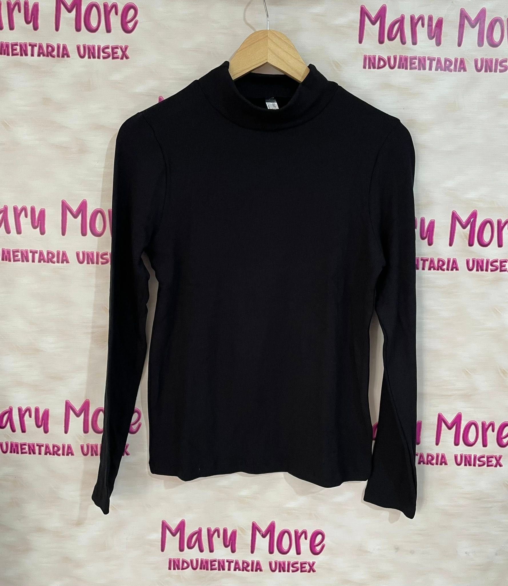 Un suéter de cuello alto blanco está colgado en una percha.