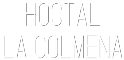 Texto que dice “HOSTAL LA COLMENA” en gris claro sobre un fondo blanco