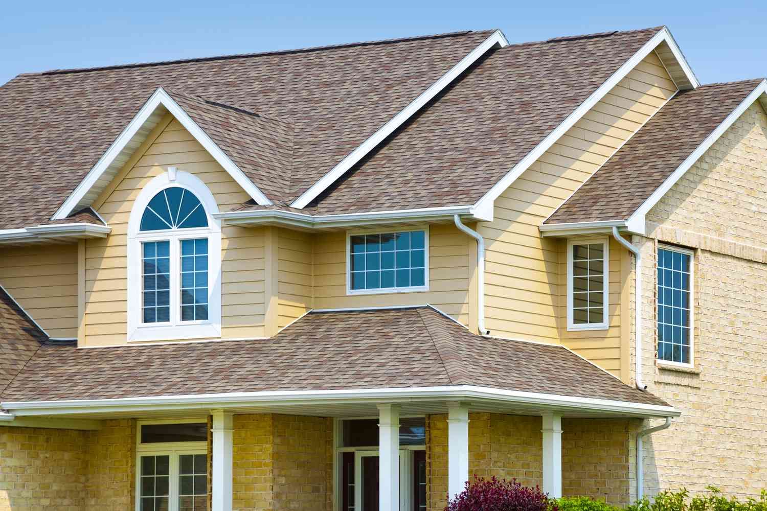 Beautiful new yellow siding on Georgia home
