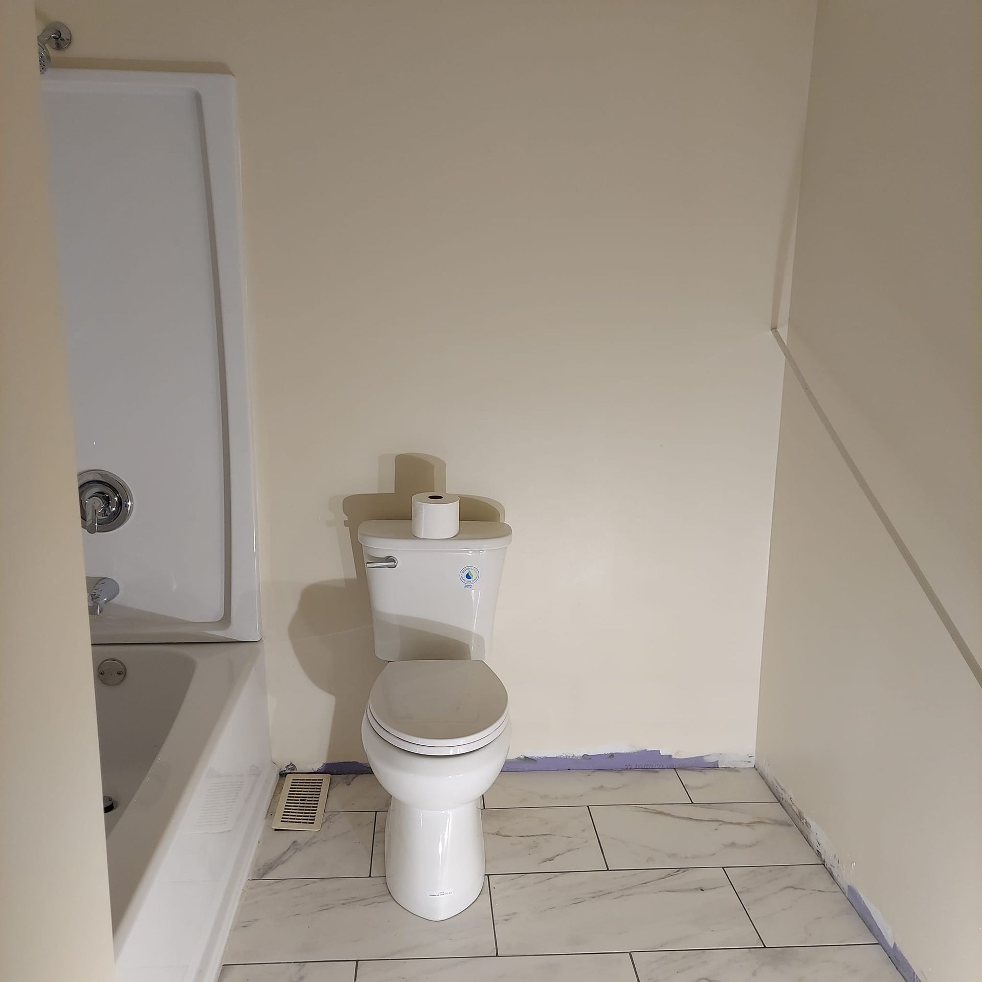 A bathroom with a toilet and a bathtub