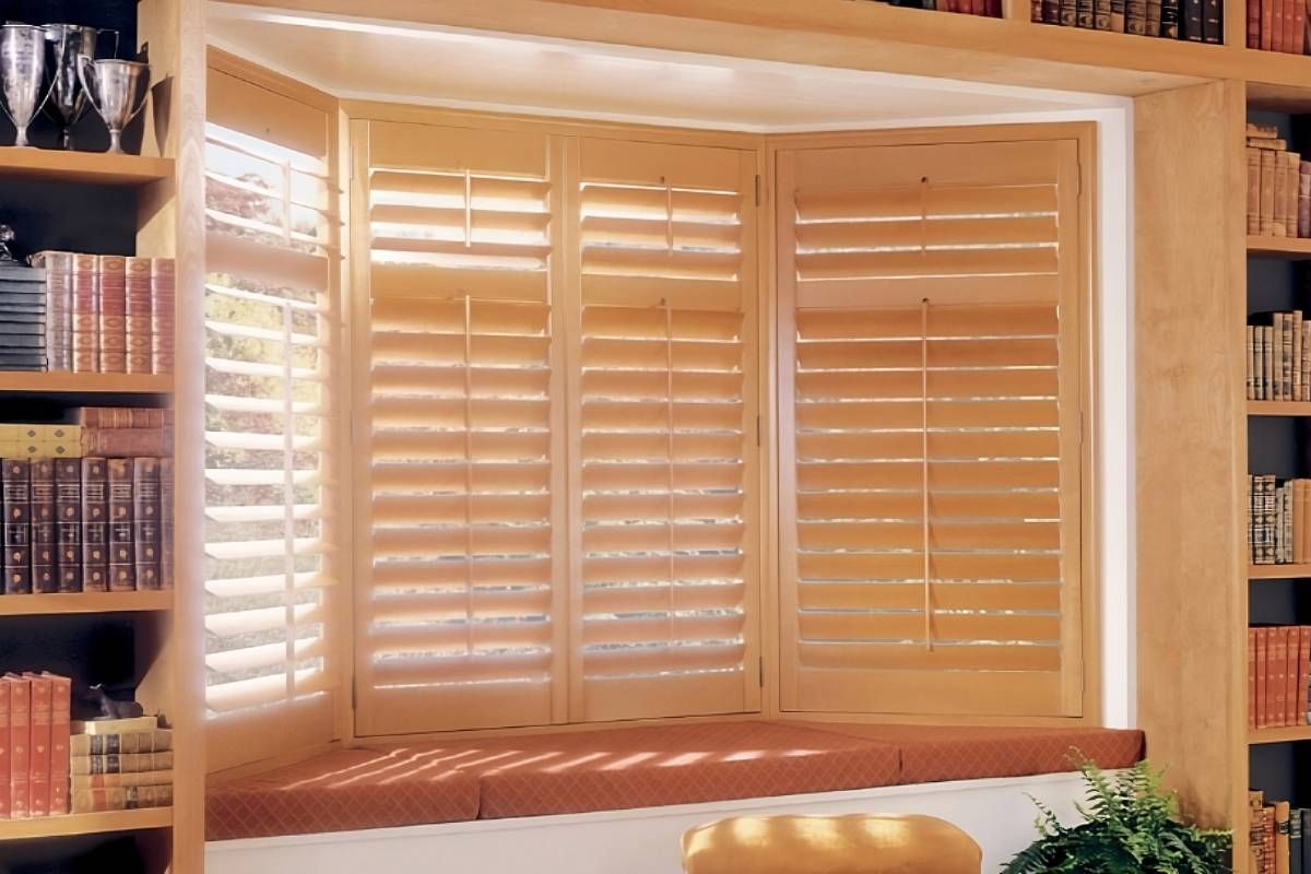 Hunter Douglas Heritance® Wood Shutters in a reading nook near Manasquan, New Jersey (NJ)