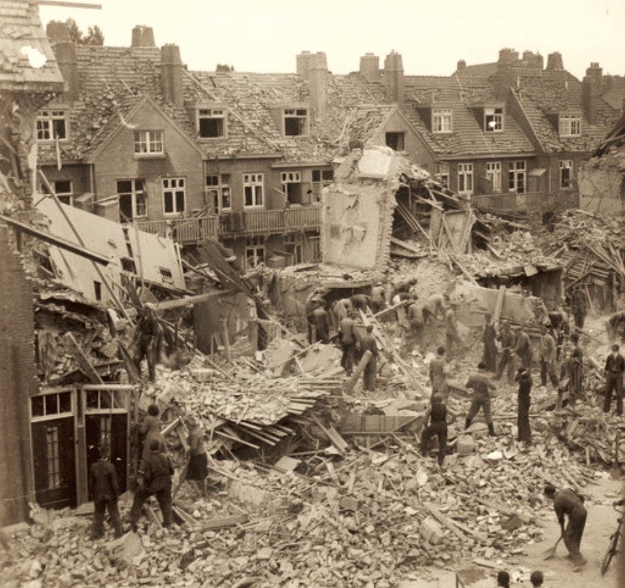 De gebombardeerde omgeving in Amsterdam Noord kort na 17 juli 1943.