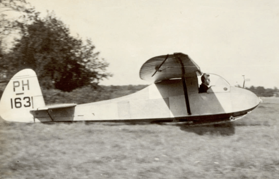 De PH-163, bij Fokker gebouwde Grunau Baby zweefvliegtuig.